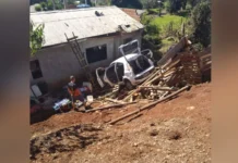 Veículo sai da pista, desce ribanceira e colide contra casa