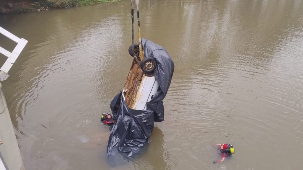 Bombeiros resgatam carro submerso após acidente em ponte