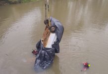 Bombeiros resgatam carro submerso após acidente em ponte