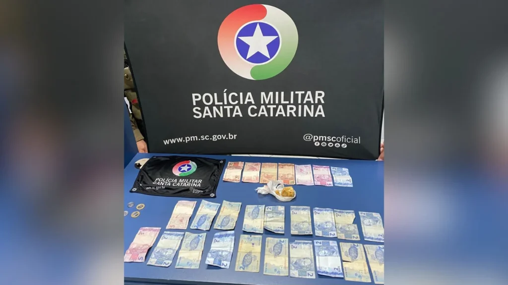 Ação rápida da PM evita fuga e prende dupla por tráfico