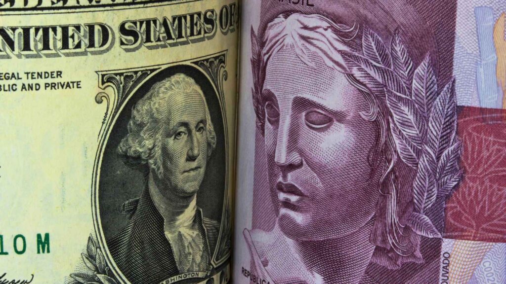 Real é a 3ª moeda que mais perde valor frente ao dólar após "tarifaço" de Trump