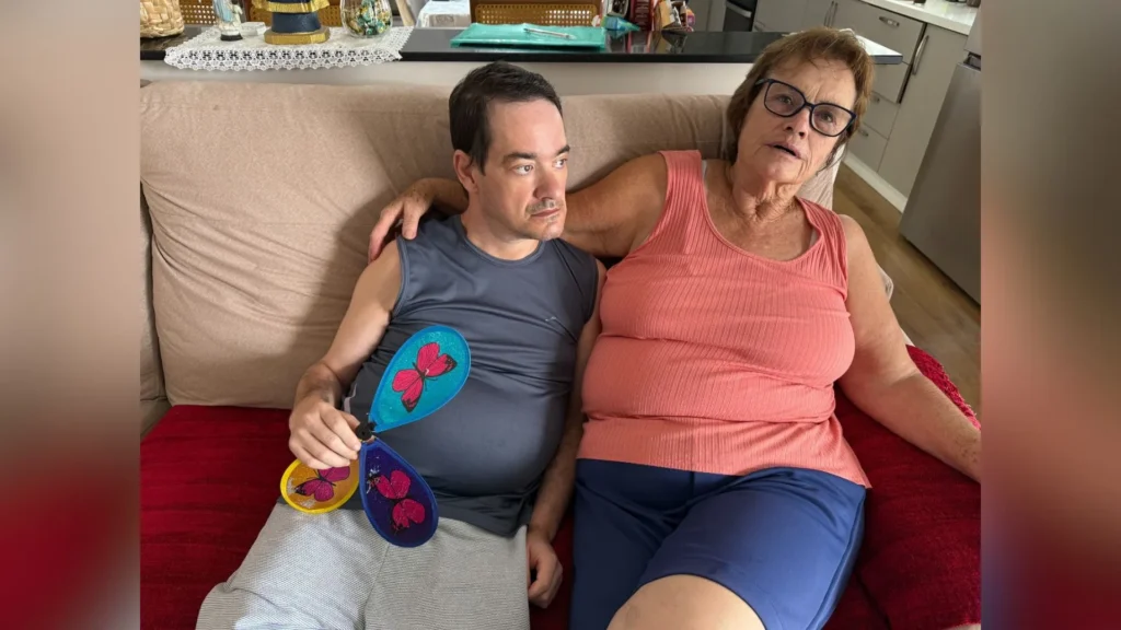 Mãe faz faculdade após os 40 anos para desvendar o autismo do filho