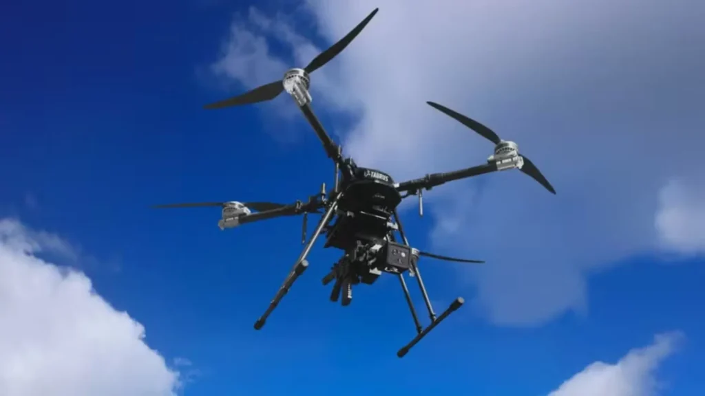 Drone equipado com fuzil é produzido por empresa brasileira
