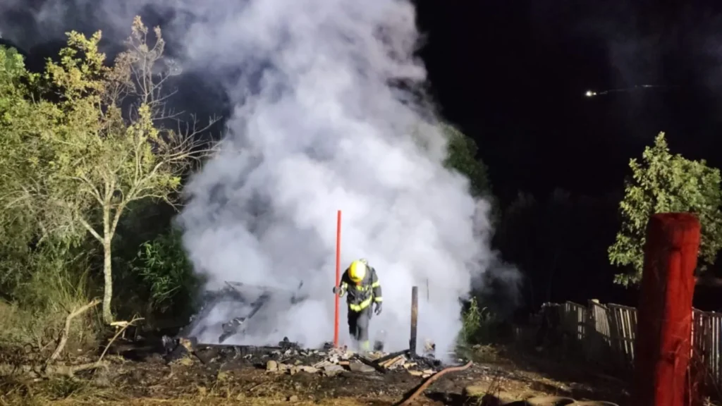 Incêndio destrói residência de madeira em Fraiburgo