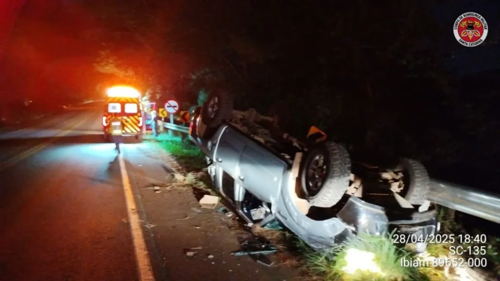 Capotamento na SC-135 em Ibiam deixa dois homens feridos