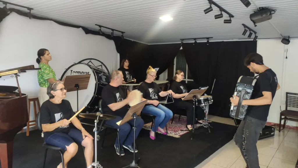 Idosos do projeto Cultura na Feliz Idade realizam apresentação musical