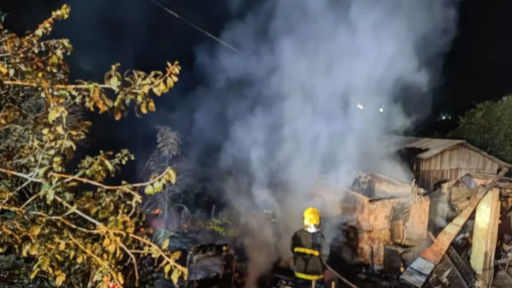 Casal escapa de incêndio pulando janela da casa