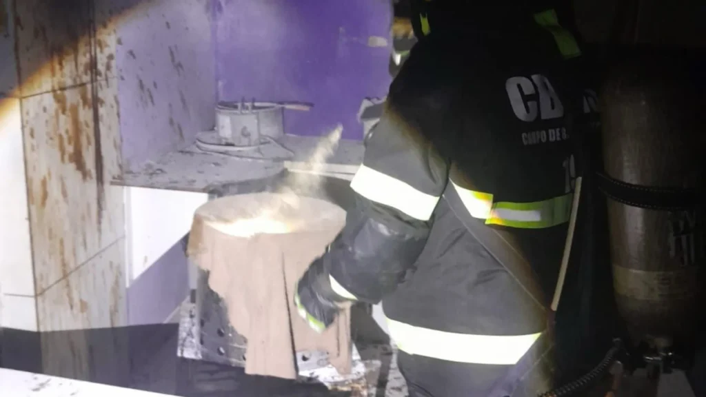 Bombeiros controlam incêndio em padaria em Salto Veloso
