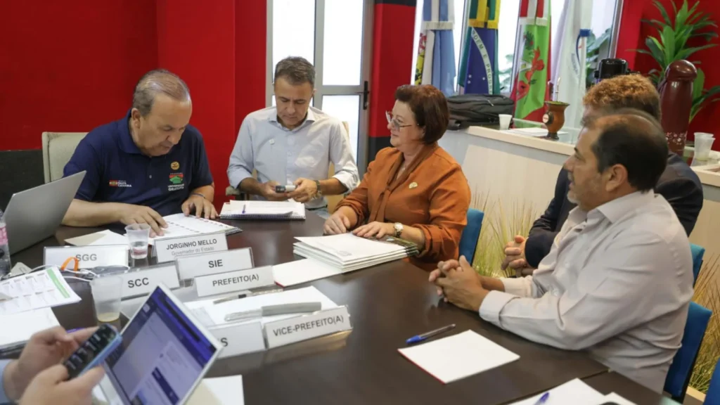 Prefeita de Macieira entrega projetos ao governador Jorginho Mello