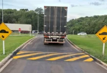 Trevo do Irani recebe lombadas após série de acidentes