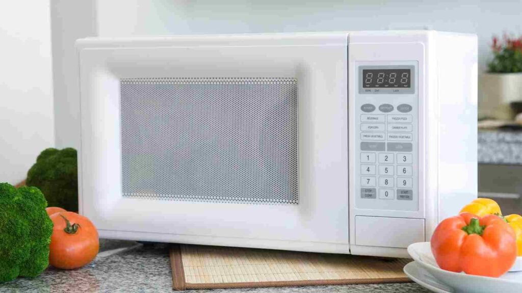 Micro-ondas: Como evitar riscos e manter o aparelho em bom estado