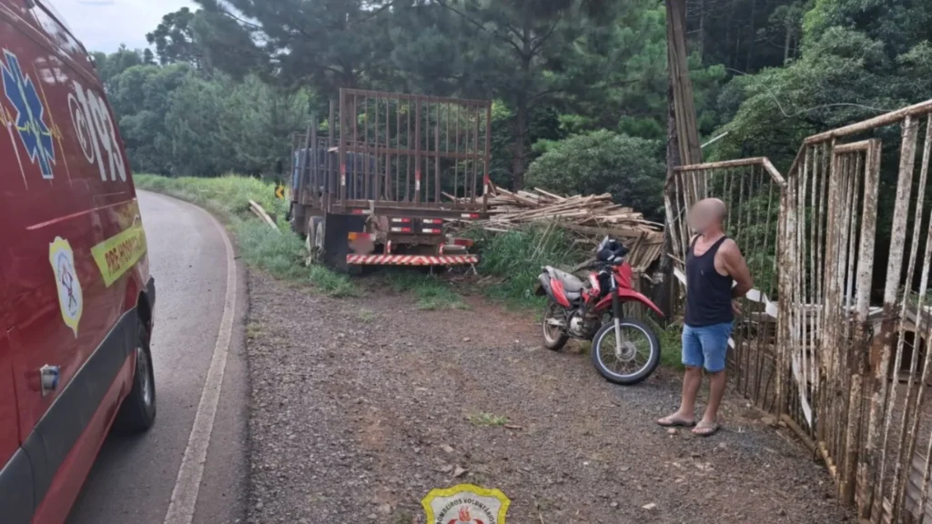 Motociclista vai parar embaixo de caminhão em Caçador