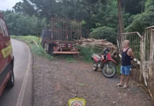 Motociclista vai parar embaixo de caminhão em Caçador