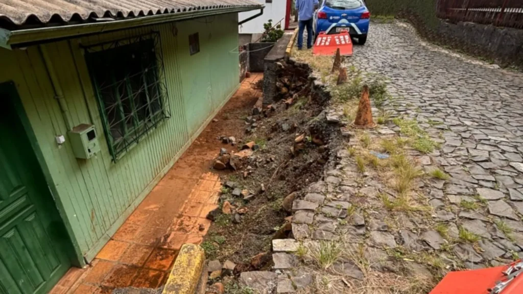 Carelli assina ordem de serviço para obras na Rua João Contini