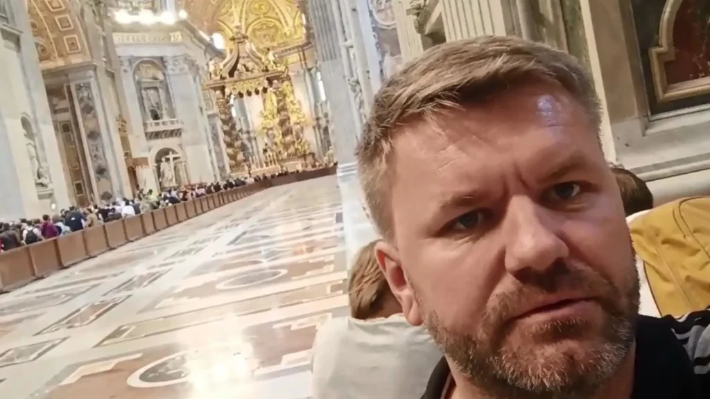 Representante da Diocese de Caçador se despede do Papa Francisco
