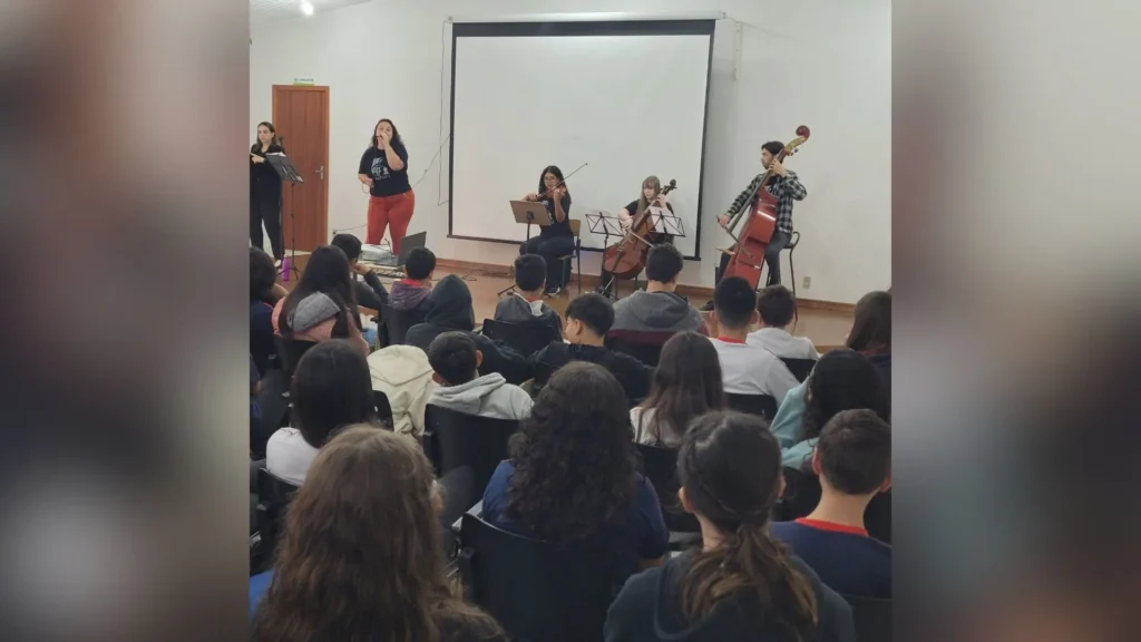 Palestras musicais aproximam estudantes da arte em escolas públicas