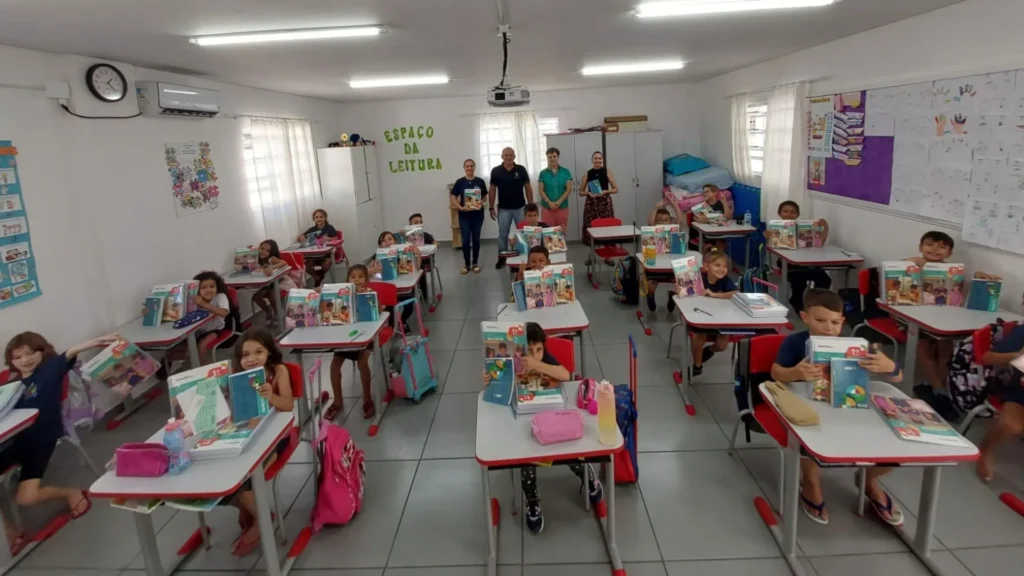 Alunos da rede municipal de Pinheiro Preto recebem apostilas do Sistema SESI