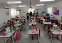 Alunos da rede municipal de Pinheiro Preto recebem apostilas do Sistema SESI