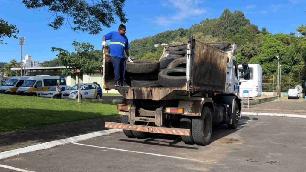 Videira recolhe cerca de 800 pneus em campanha contra a dengue