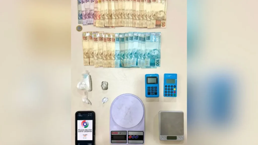 Polícia prende três homens e apreende drogas em Videira