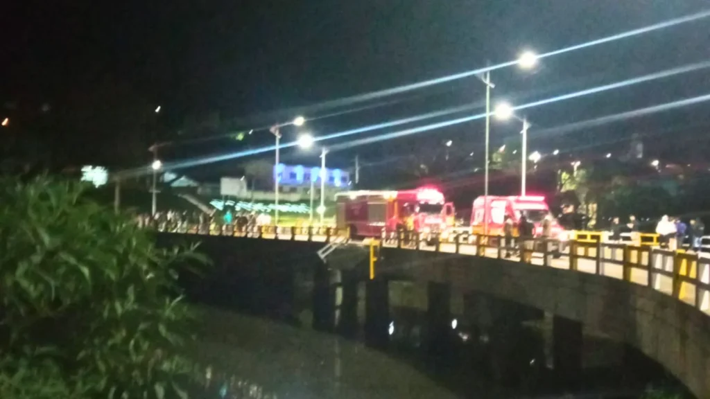 Carro cai de ponte em Rio das Antas