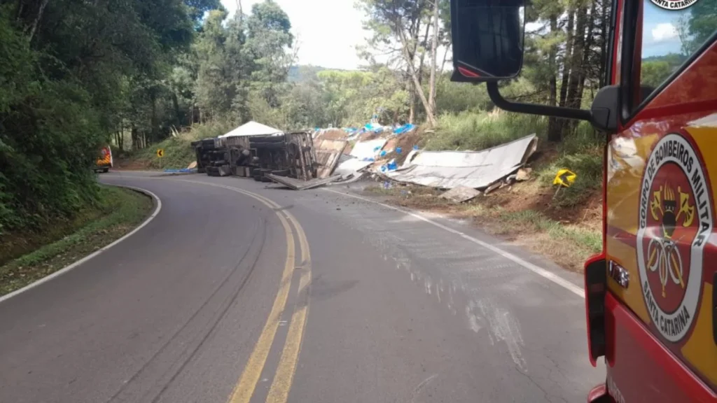 Tombamento de carreta deixa motorista ferido na SC-464