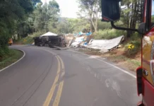 Tombamento de carreta deixa motorista ferido na SC-464