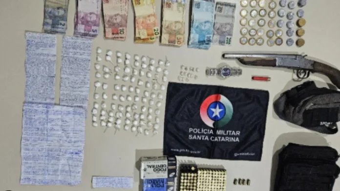 Operação da PM de Videira apreende armas, drogas, munições e dinheiro