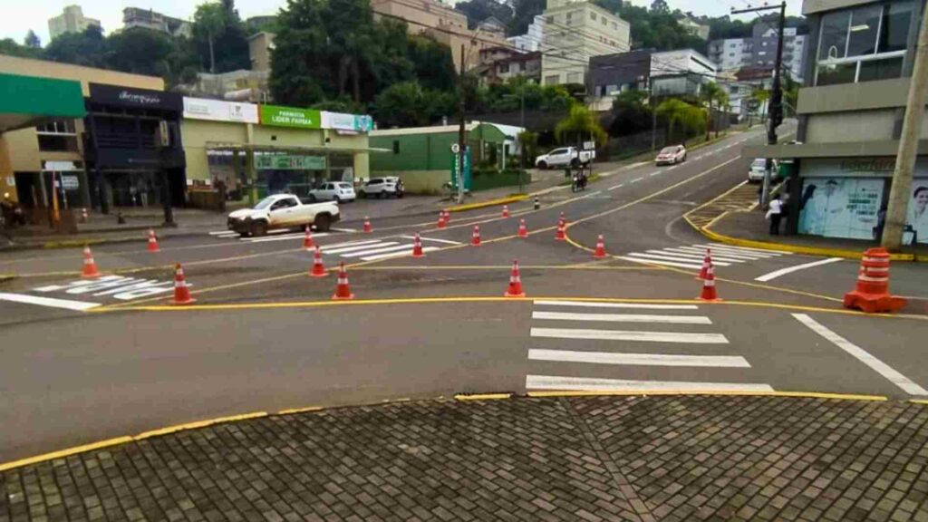 Prefeitura substitui faixas elevadas por nova sinalização no centro de Videira