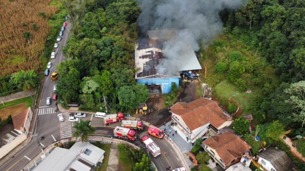 Escola de samba de Joaçaba lança campanha para reconstruir sede após incêndio