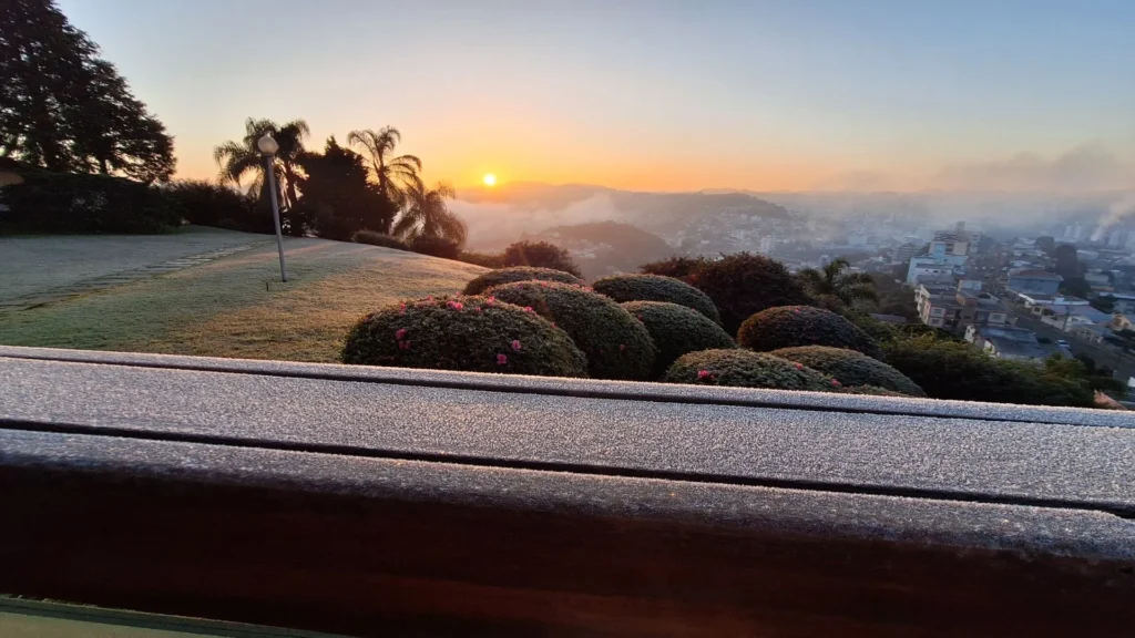 Frente fria traz queda nas temperaturas e geada para SC