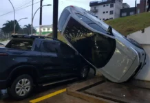 Veículo despenca em estacionamento de supermercado em Caçador