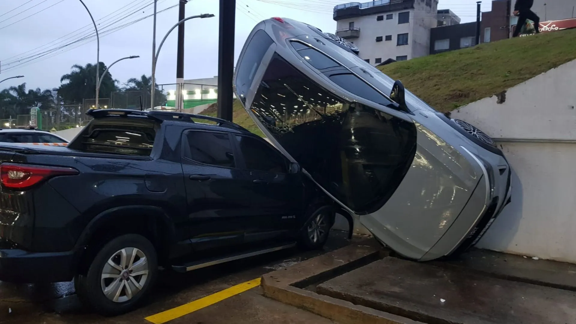 Veículo despenca em estacionamento de supermercado em Caçador