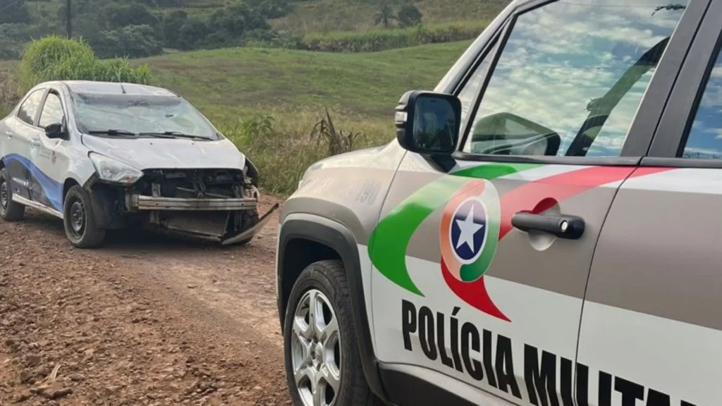 Homem furta veículo oficial da Prefeitura, capota carro e é preso