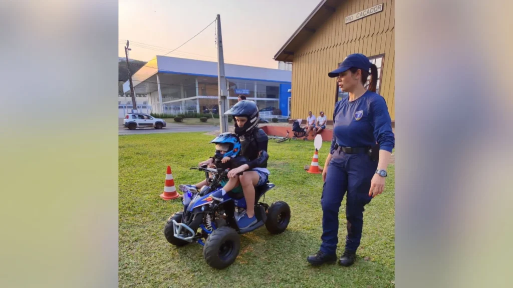 Guarda Municipal de Caçador realiza ações educativas em Maio Amarelo no Parque Central