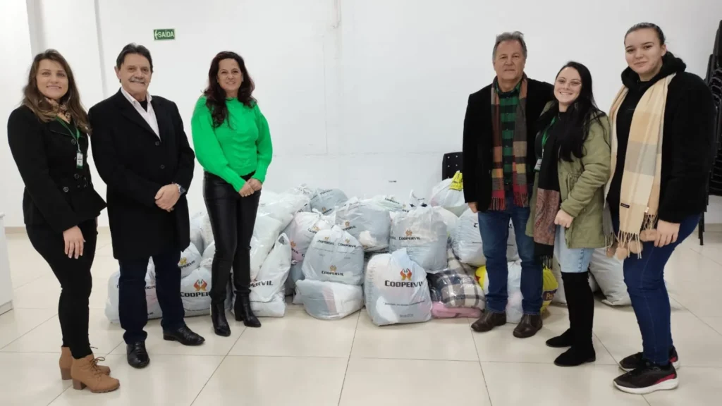 Coopervil entrega doações e amplia prazo de campanha de agasalhos e cobertores