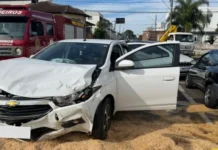 Colisão entre dois carros deixa pessoa ferida no Centro de Caçador