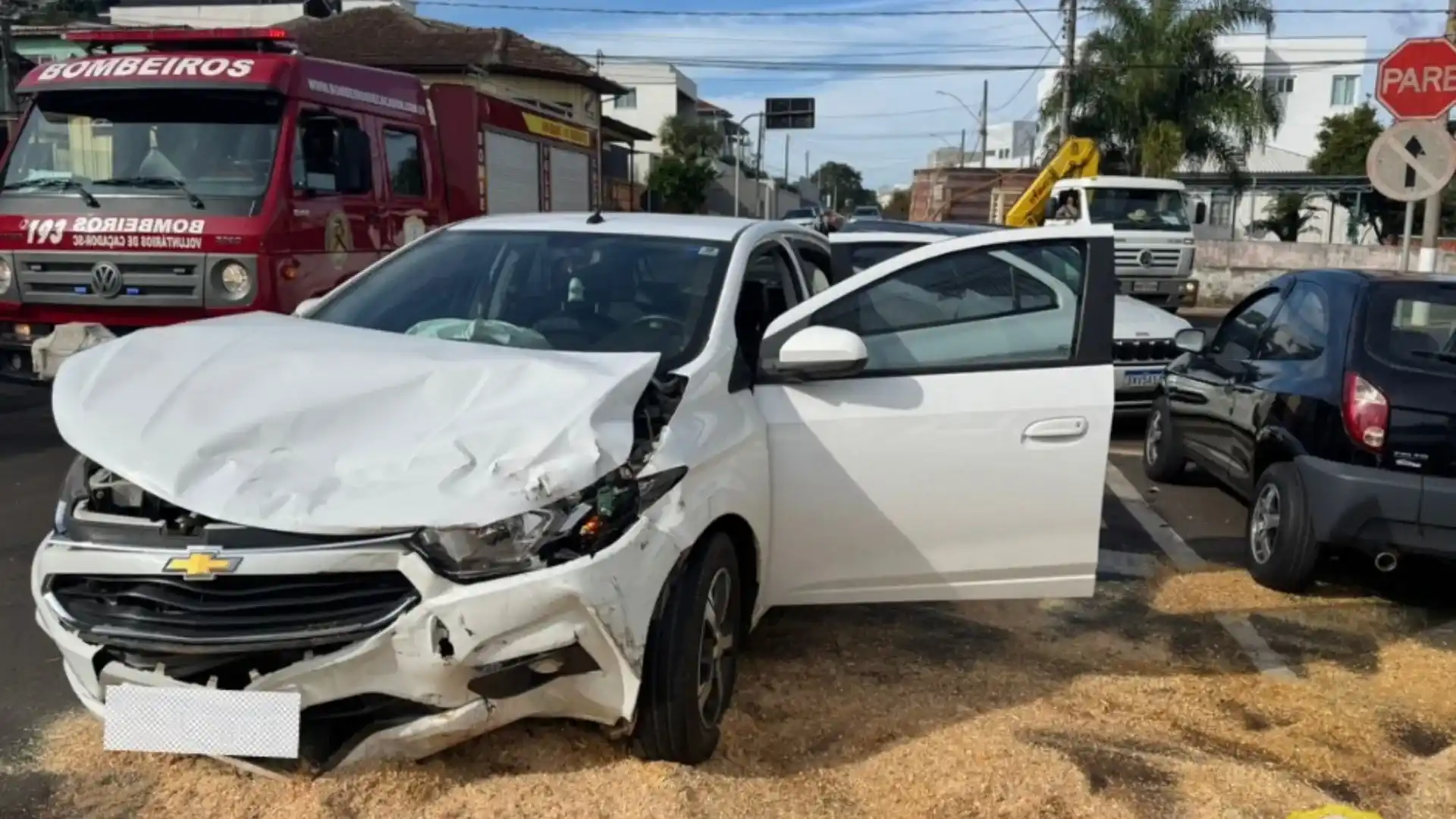 Colisão entre dois carros deixa pessoa ferida no Centro de Caçador