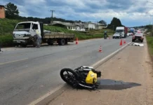 Colisão entre moto e caminhão deixa um morto em Curitibanos