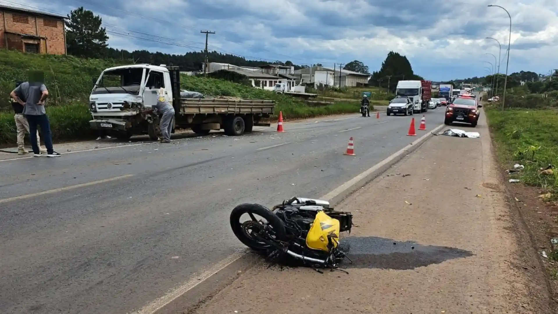 Colisão entre moto e caminhão deixa um morto em Curitibanos