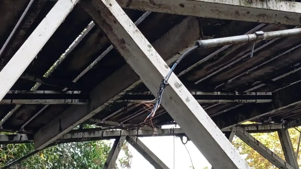 Criminosos furtam fiação da iluminação da Ponte do Amor (3)