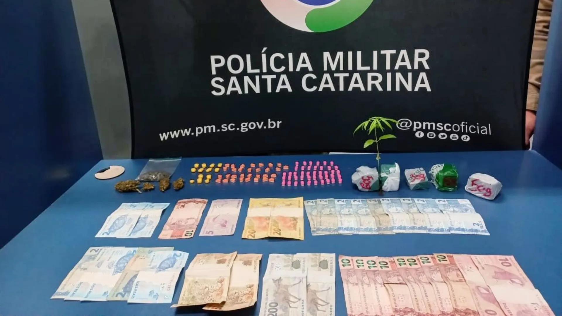 PM apreende drogas e prende quatro suspeitos em Caçador
