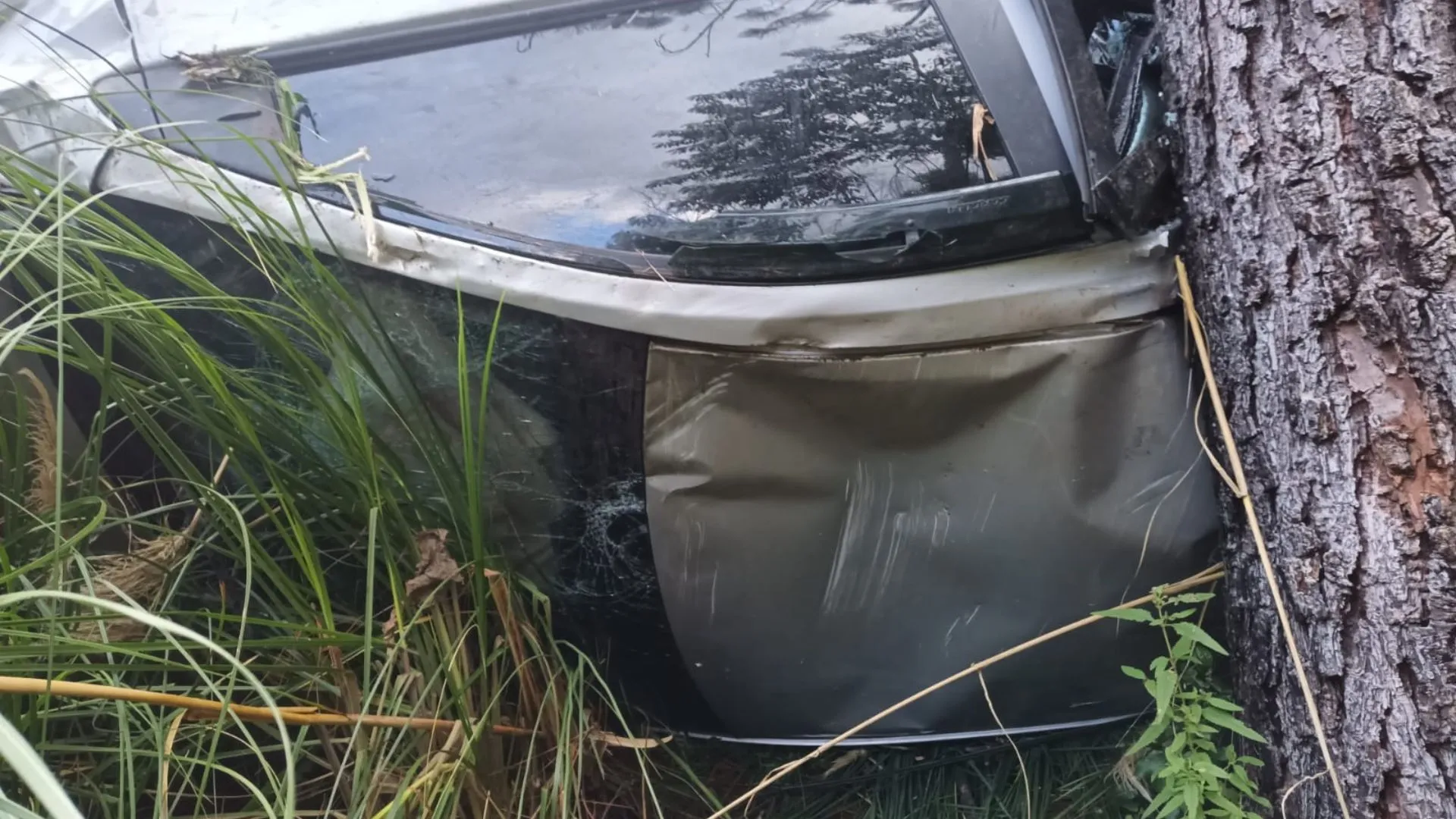 Carro capota e cai em ribanceira de 40 metros em Água Doce