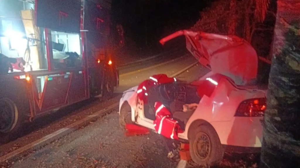 Jovem fica ferido após colisão com poste em Tangará