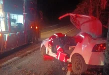 Jovem fica encarcerado após colidir com poste em Tangará