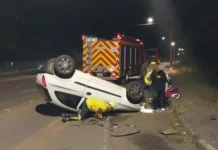 Carro capota na SC-355 em Videira e condutor é levado ao hospital