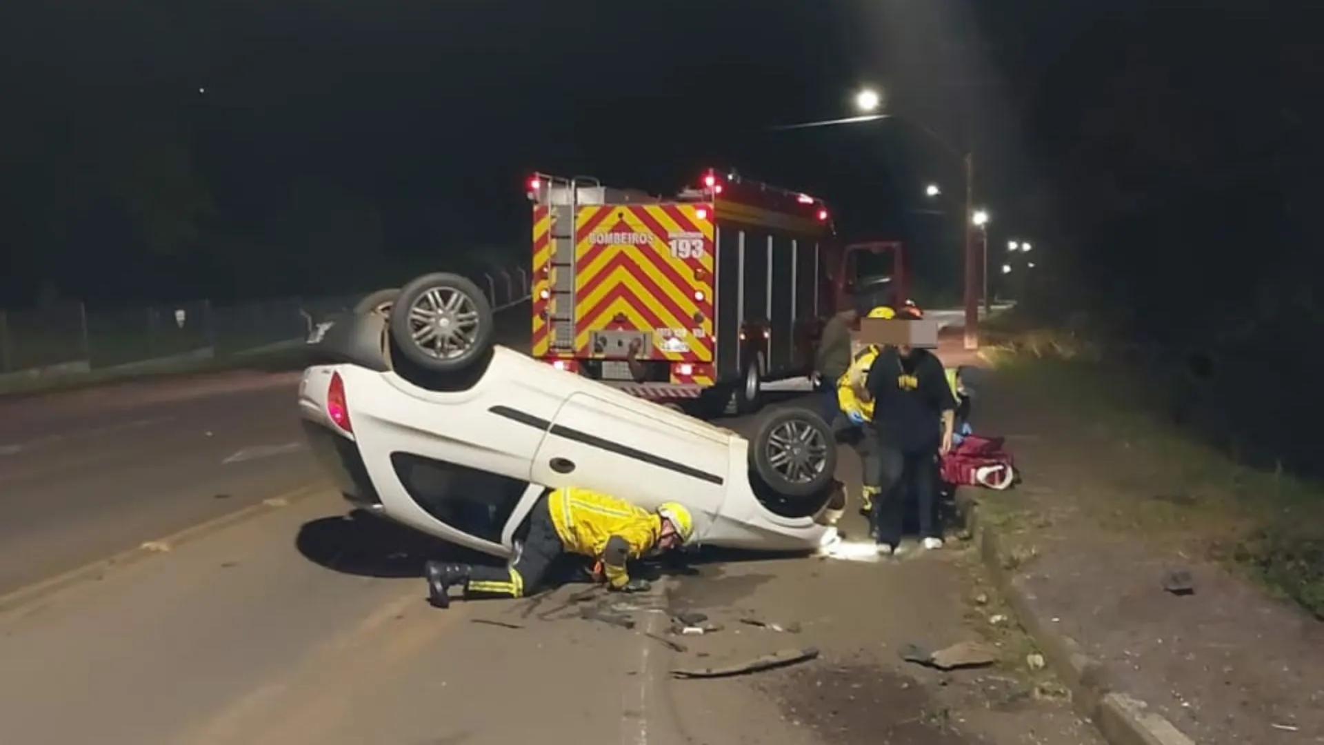 Carro capota na SC-355 em Videira e condutor é levado ao hospital