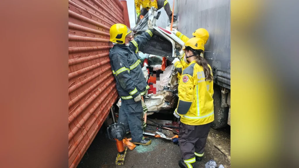 Carro fica irreconhecível após grave acidente em Campos Novos