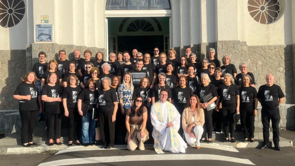 Coral Sênior da AMIMU faz homenagem especial ao Dia das Mães