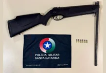 PM de Videira prende suspeito com arma de pressão adaptada para munição real